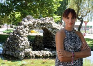 La presentadora Carolina Casado, en el parque de Nava de la Asunción. ::                             F. DE LA CALLE