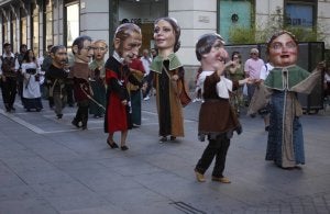 Las gigantillas durante su recorrido por el centro de la capital. ::
R. CASADO