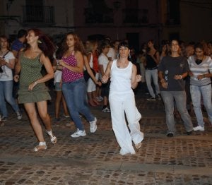 Los asistentes siguen los pasos de una coreografía. ::
R. CASADO