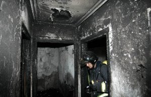 Los Bomberos revisan la vivienda incendiada.
:: P. GARCÍA-ICAL