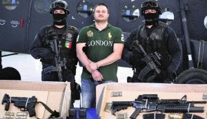 Policías federales mexicanos vigilan a Valdez Villarreal, 'la Barbie', tras su captura. ::                             A. MENEGHINI-AP