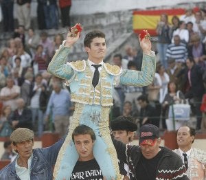 Continúa la racha de salidas a hombros en la feria de la Virgen de San Lorenzo. El sevillano Daniel Luque protagonizó ayer la tercera. ::                             REPORTAJE FOTOGRÁFICO DE RAMÓN GÓMEZ