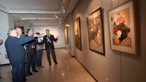 Javier Vila, a la izquierda, muestra ayer los cuadros de Delhy Tejero a los representantes de Caja España y de la Junta. ::                             MERCHE DE LA FUENTE
