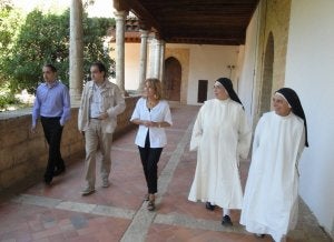 La subdelegada del Gobierno, junto a las dominicas del convento. ::                             EL NORTE