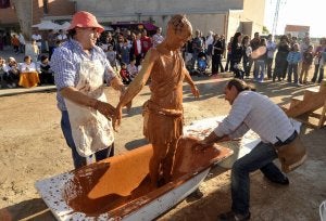 Una de las esculturas humanas para la representación del cuadro 'El triunfo de Baco'. ::                             FRAN JIMÉNEZ