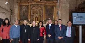 Silván posa en el templo con representantes de la Junta y de la iglesia. :: EL NORTE