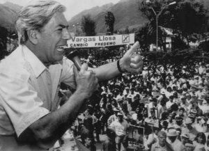 Vargas Llosa ofrece un mitin durante la campaña presidencial en Perú de 1990. ::
R. C.