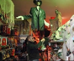 Rubén Gómez elige ayer en Jugueterías Andérez varios artículos para ambientar el bar en donde trabaja.  ::                             MERCHE DE LA FUENTE