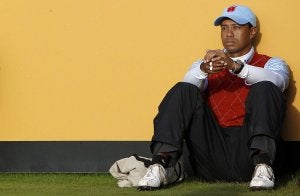 Tiger Woods, sentado en el suelo durante un receso en la última Ryder Cup. ::
PETER MUHLY