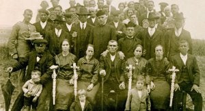 Sacerdote y comisarios de Carbonero el Mayor a principios  del siglo XX. ::
EL NORTE