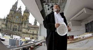 El arquitecto Lago Seara, responsable del escenario de la plaza del Obradoiro, donde el Papa oficiará una misa. ::
LAVANDEIRA JR-EFE