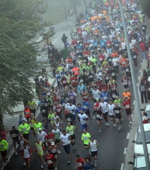 Los participantes en la I Media Maratón Ciudad de Palencia recorren ayer la avenida de Castilla instantes después de tomar la salida. :: MERCHE DE LA FUENTE