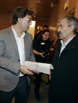 Eloy González con el ponente, Ángel de Castro. ::                             GABRIEL VILLAMIL