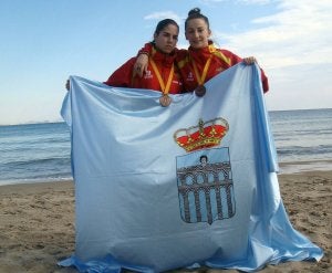 Lara García y Beatriz Puga posan con sus medallas y la bandera de Segovia. ::
EL NORTE