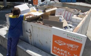 Una trabajadora del Punto Limpio de Medina del Campo coloca cartón en el contenedor destinado a papel y cartón. ::
FRAN JIMÉNEZ