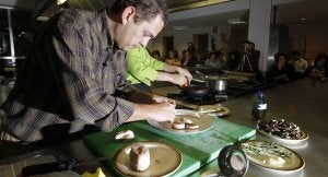 Antonio González, de Los Zagales, remata el lechazo relleno de verduritas en el Colegio Alcazarén. ::                             FOTOGRAFÍAS DE GABRIEL VILLAMIL