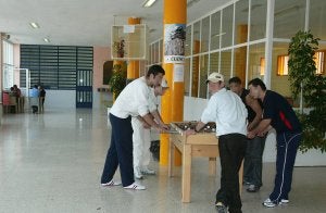 Un grupo de reclusos juega al futbolín en las dependencias de la cárcel de Segovia. ::                             ANTONIO DE TORRE