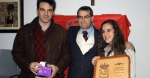 El alcalde de la localidad, Jaime Pérez, flanqueado por José Antonio Palomo y Blanca Pérez. ::
EL NORTE