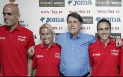 El presidente de la Federación Española, José María Odriozola, posa orgulloso con Marta Domínguez, Nuria Fernández y Reyes Estévez antes del mundial de Berlín. ::                             E. N.-EFE