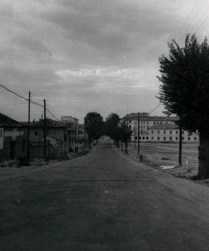 Aspecto de la carretera de San Rafael, mediada la década de 1960. Al fondo, unos árboles tapan la Puerta de Madrid. Las eras de la Dehesa se extienden a la derecha. ::
ARCHIVO MUNICIPAL DE SEGOVIA