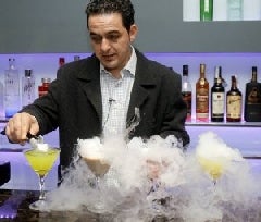 José Luis muestra algunos de sus cócteles 'coronados' con hielo seco.  ::                             ANTONIO QUINTERO                                                Máquinas de frío.  ::                             A. Q.