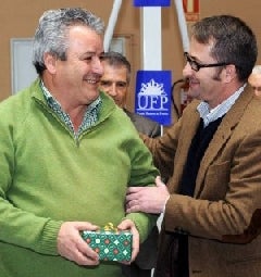 Pedro Hierro recibe un recuerdo de Javier Arrillaga. ::
RICARDO OTAZO