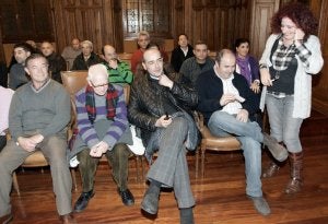 La concejala de IU, Rocío Blanco, conversa ayer con los dirigentes de UGT que acudieron al pleno municipal. ::
VÍCTOR HERRERO