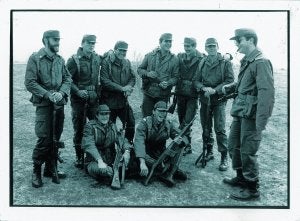 Soldados del Ejército de Tierra descansan con el Cetme en la mano tras una jornada de instrucción militar en régimen abierto ::                             JAVIER MINGUEZA