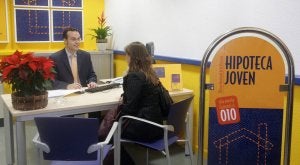 Una mujer se informa sobre las hipotecas. ::
HENAR SASTRE