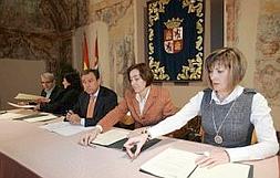 Juan José Mateos firma el programa con los directores de los centros educativos. ::                             L. PÉREZ-ICAL