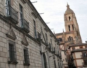 Fachada principal del Palacio Episcopal de Segovia, que pronto tendrá un uso hostelero y museístico. ::                             JAVIER SEGOVIA
