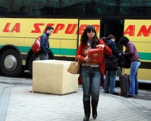 Una joven baja del autobús de La Sepulvedana en la estación de Segovia. ::
ANTONIO TANARRO