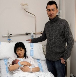 Eri sostiene en brazos a su pequeña en presencia de Iñaki Coello, padre de la niña. ::                             ANTONIO QUINTERO