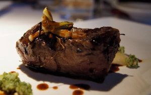 Presa ibérica con crema de berenjena. A la derecha, el restaurante. ::
EL ADEREZO.COM