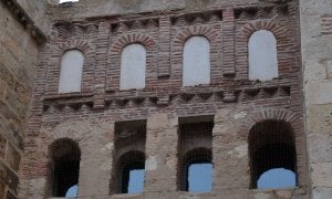 Huecos de la portada de la Puerta de San Andrés con las mallas antipalomas. ::
JAVIER SEGOVIA