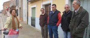 Varios vecinos de Casasola se reúnen para charlar en su 'Moncloa' particular. ::
L. SANCHO