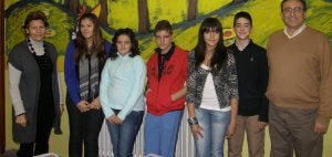 Estudiantes del centro posan con el director, Federico Serrano, y con la profesora Juana Fuencisla Alonso, frente a uno de los murales realizados . ::
ELENA RUBIO