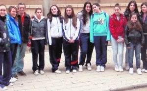 Las integrantes del Club Natación Palencia posan en Zamora  junto a su entrenador. ::
EL NORTE