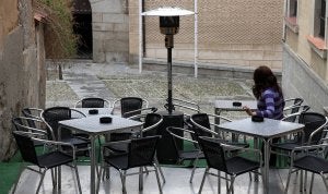 Estufa situada en una terraza del casco histórico en los primeros días de vigencia de la prohibición de fumar en los bares. ::                             ANTONIO TANARRO