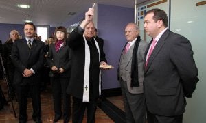 El párroco bendice las nuevas instalaciones del tanatorio en presencia del alcalde, Pedro Arahuetes, y de los responsables de Agencia Funeraria Santa Teresa, Elías y Óscar de la Fuente. ::                             ANTONIO TANARRO