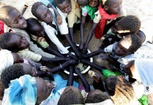 Niños sudaneses comparten la comida en un campo de refugiados. :: MUSTAFA OZER-AFP