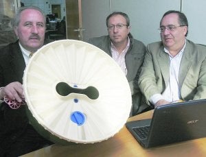 Zacarías Clérigo, José Luis Marcos y Salvador Hernández, integrantes del equipo. ::
A. QUINTERO