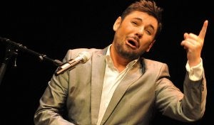 El cantaor Miguel Poveda, en un momento del recital que ofreció anoche en el teatro Juan Bravo de Segovia.  ::
JAVIER SEGOVIA