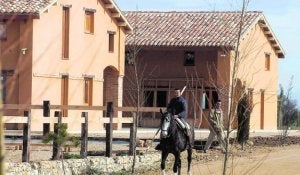 Instalaciones del centro de turismo rural junto al que se construirá el observatorio ::                             FRAN JIMÉNEZ