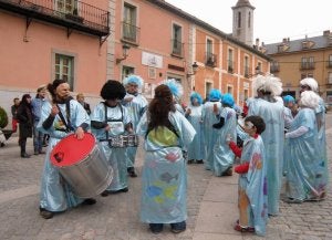 Un grupo disfrazado baila ante la puerta del Ayuntamiento. ::
EL NORTE