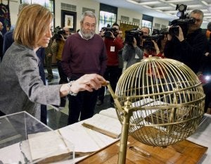 La ministra Chacón y el secretario de UGT, Cándido Méndez, en el acto de ayer en Madrid. ::
ALVARADO-EFE