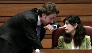 El procurador Óscar Sánchez habla con Ana Redondo.