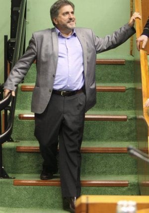 Secuencia del tropezón que sufrió ayer el presidente del Partido Socialista de Euskadi, Jesús Eguiguren, en la escalinata del salón de plenos del Parlamento vasco. ::
R. C.