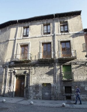 Edificio situado en el número 14 de la calle San Martín. ::
A. QUINTERO