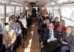 Enrique Martín e Inmaculada Rojo, a la derecha en la primera fila, durante el trayecto organizado ayer con representantes de las administraciones. ::                             VÍCTOR HERRERO